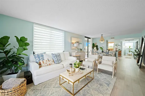 Property Slideshow image 2 of 27 | 900 colony point cir 414, Pembroke Pines, FL, 33026