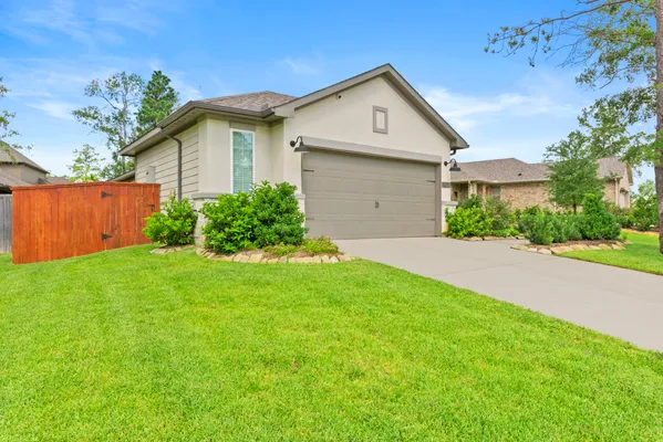 Property Slideshow image 3 of 38 | 247 n wild petunia trl, Montgomery, TX, 77316