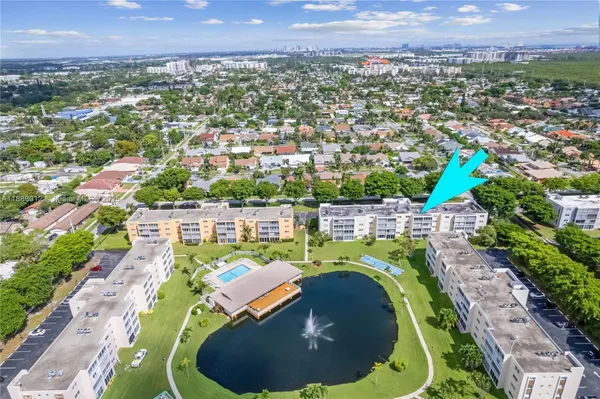 Property Slideshow image 2 of 35 | 206 se 10th st 303, Dania Beach, FL, 33004