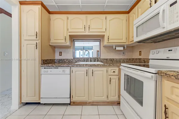 Property Slideshow image 3 of 35 | 206 se 10th st 303, Dania Beach, FL, 33004