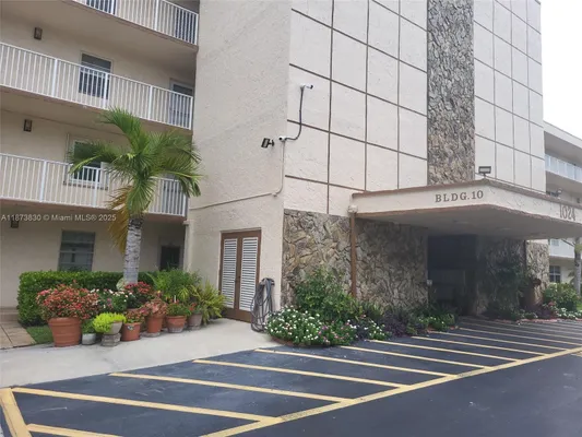 Property Slideshow image 2 of 12 | 1024 se 4th ave apt 403, Dania Beach, FL, 33004