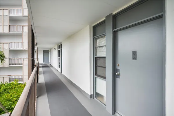 Property Slideshow image 3 of 32 | 20400 w country club dr 416, Aventura, FL, 33180