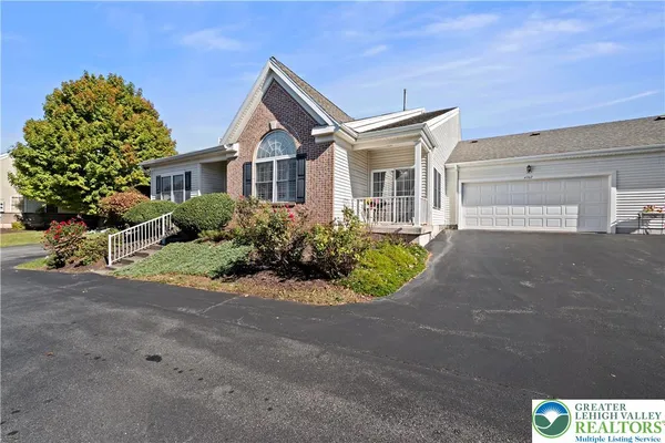 Property Slideshow image 3 of 27 | 4762 steeplechase dr, Macungie, PA, 18062