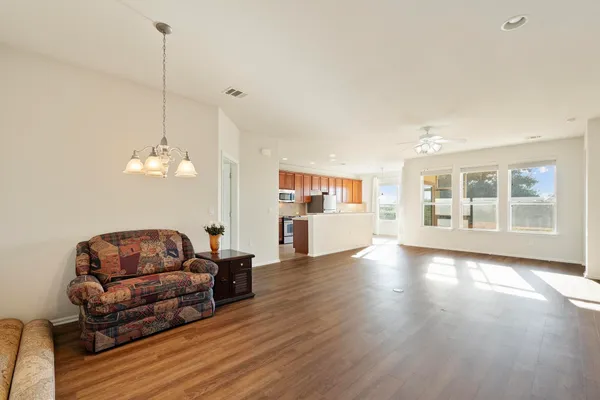 Property Slideshow image 3 of 29 | 136 prairie creek trl, Georgetown, TX, 78633