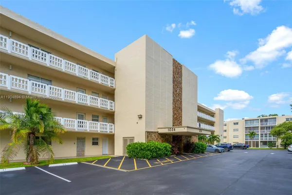 Property Slideshow image 3 of 20 | 1024 se 3rd ave 301, Dania Beach, FL, 33004