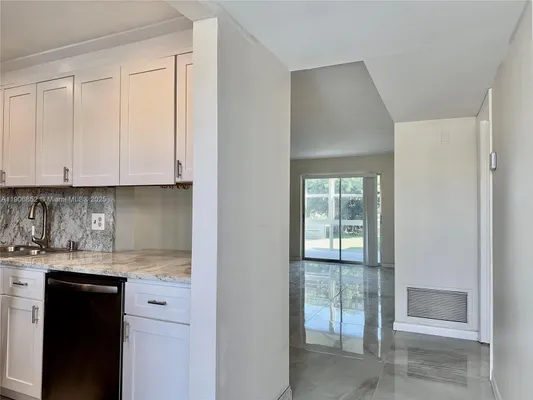 Property Slideshow image 3 of 23 | 2520 ne 1st ct apt 204, Boynton Beach, FL, 33435