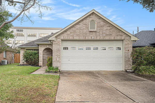 Property Slideshow image 2 of 22 | 930 peach blossom dr, Pearland, TX, 77584