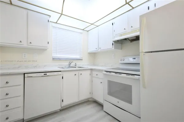 Property Slideshow image 3 of 25 | 6870 royal palm blvd apt 210m, Margate, FL, 33063