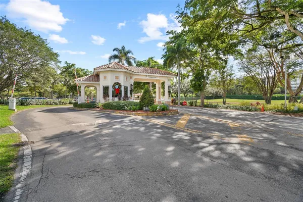 Property Slideshow image 2 of 20 | 1000 saint charles pl 522, Pembroke Pines, FL, 33026