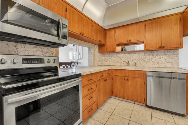 Property Slideshow image 2 of 26 | 330 se 2nd st 303f, Hallandale Beach, FL, 33009