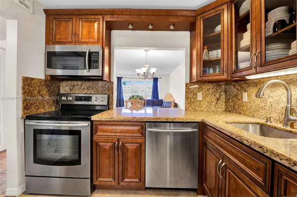 Property Slideshow image 2 of 25 | 410 se 2nd st 220, Hallandale Beach, FL, 33009