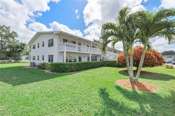 Property Slideshow image 3 of 39 | 143 oakridge j 143, Deerfield Beach, FL, 33442