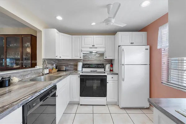 Property Slideshow image 2 of 22 | 1035 country club dr apt 206, Margate, FL, 33063