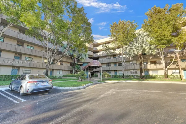 Property Slideshow image 3 of 41 | 901 colony point cir 511, Pembroke Pines, FL, 33026