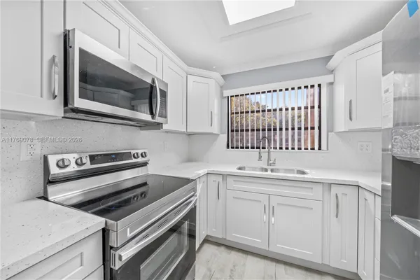 Property Slideshow image 3 of 23 | 1001 colony point cir 114, Pembroke Pines, FL, 33026