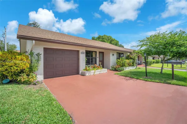 Property Slideshow image 2 of 32 | 2343 sw 15th pl, Deerfield Beach, FL, 33442