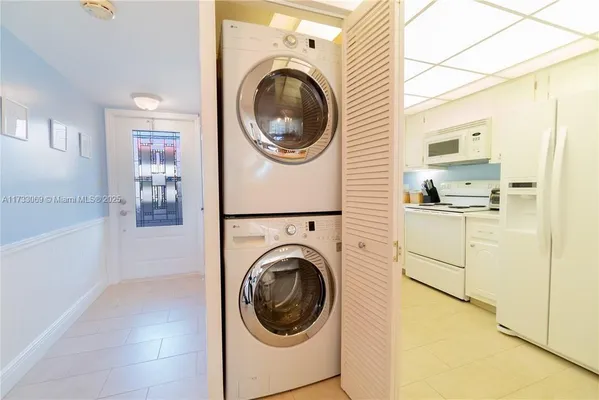 Property Slideshow image 3 of 5 | 8960 s hollybrook blvd 207, Pembroke Pines, FL, 33025