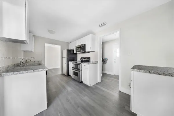 Property Slideshow image 3 of 20 | 2520 nw 2nd dr, Pompano Beach, FL, 33064