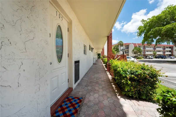 Property Slideshow image 3 of 47 | 9823 s hollybrook lake dr 105, Pembroke Pines, FL, 33025