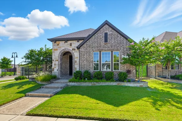 Property Slideshow image 2 of 38 | 4760 kings garden pkwy, Arlington, TX, 76005