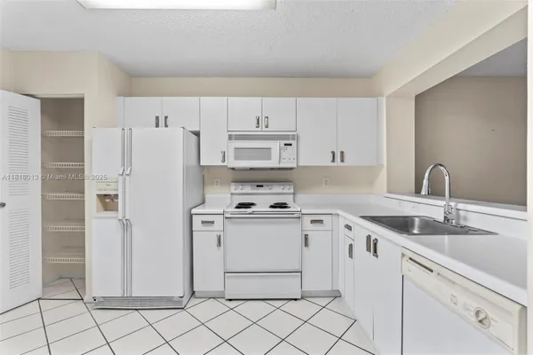 Property Slideshow image 2 of 39 | 9511 weldon cir g406, Tamarac, FL, 33321
