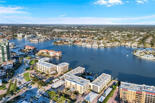 Property Slideshow image 2 of 32 | 3450 gulf shore blvd 306, Naples, FL, 34103