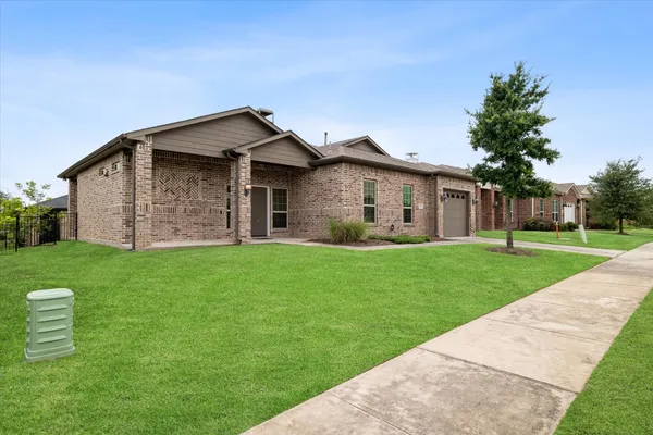 Property Slideshow image 2 of 28 | 3701 creek view dr, Mckinney, TX, 75071