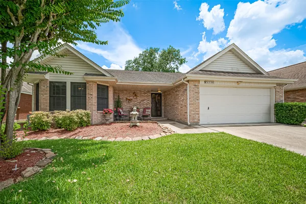 Property Slideshow image 2 of 46 | 2738 n larkspur cir, Pearland, TX, 77584