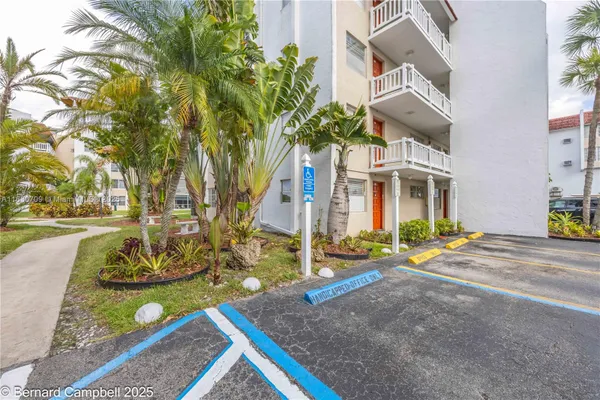 Property Slideshow image 3 of 17 | 3531 inverrary dr 101, Lauderhill, FL, 33319
