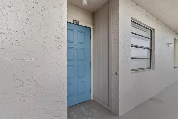 Property Slideshow image 2 of 26 | 1001 colony point cir 419, Pembroke Pines, FL, 33026