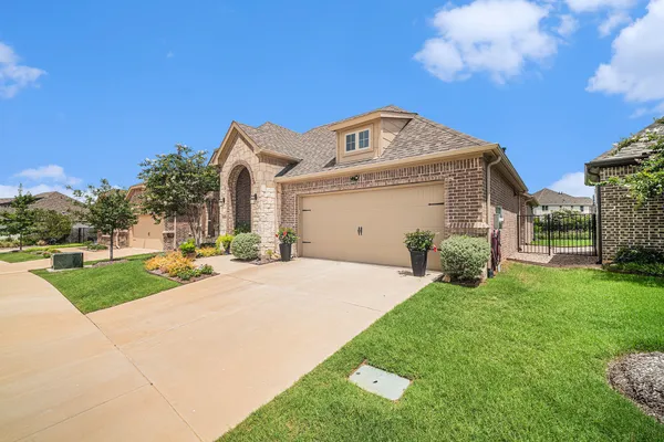 Property Slideshow image 3 of 31 | 6124 carmona trl, Fort Worth, TX, 76123
