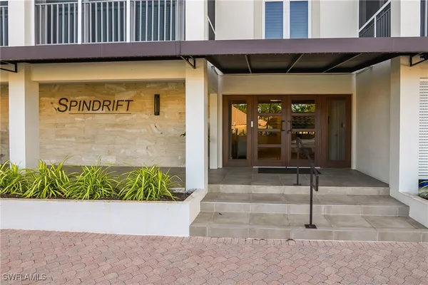 Property Slideshow image 2 of 41 | 2600 gulf shore blvd 52, Naples, FL, 34103