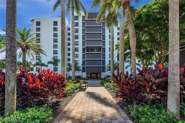 Property Slideshow image 3 of 50 | 2400 gulf shore blvd 502, Naples, FL, 34103