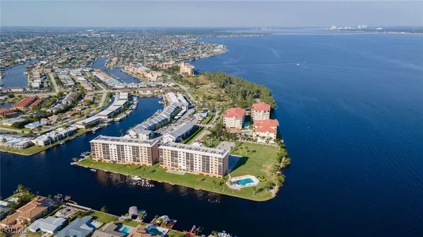 Property Slideshow image 3 of 22 | 4260 se 20th pl 401, Cape Coral, FL, 33904