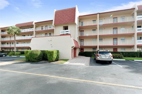 Property Slideshow image 2 of 29 | 1020 country club dr apt 206, Margate, FL, 33063