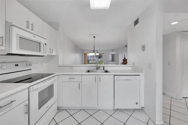 Property Slideshow image 3 of 22 | 7711 trent dr 106, Tamarac, FL, 33321