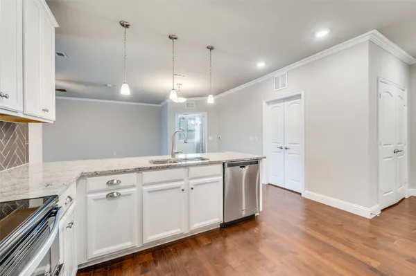 Property Slideshow image 3 of 35 | 1735 wittington pl apt 1207, Farmers Branch, TX, 75234