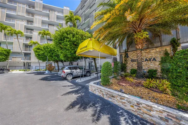 Property Slideshow image 2 of 27 | 20400 w country club dr 812, Aventura, FL, 33180