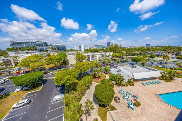 Property Slideshow image 3 of 27 | 20400 w country club dr 812, Aventura, FL, 33180