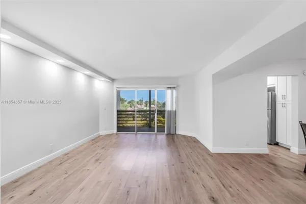 Property Slideshow image 3 of 41 | 3524 via poinciana 302, Lake Worth, FL, 33467