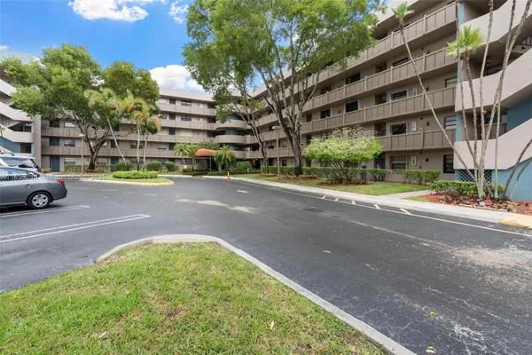 Property Slideshow image 3 of 43 | 1101 colony point cir 307, Pembroke Pines, FL, 33026