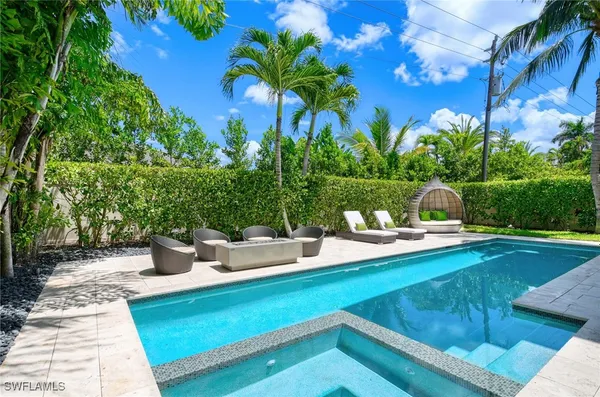 Property Slideshow image 2 of 39 | 565 fairway ter, Naples, FL, 34103