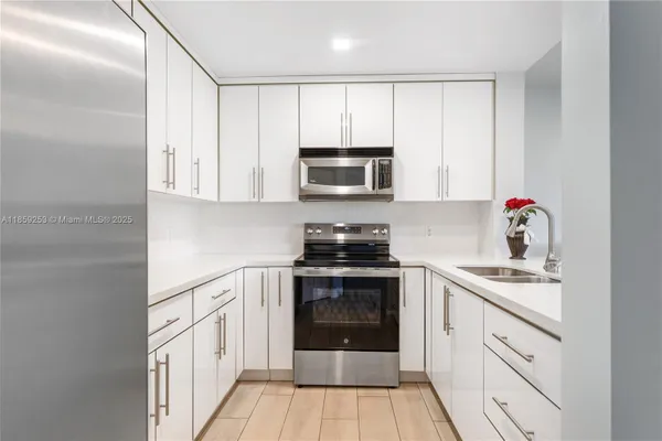 Property Slideshow image 2 of 28 | 1110 sw 125th ave 112m, Pembroke Pines, FL, 33027