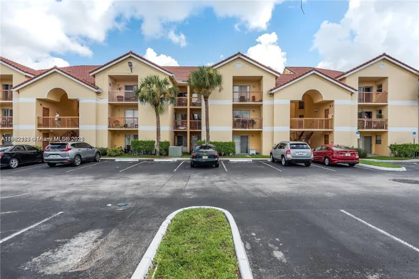 Property Slideshow image 2 of 17 | 7610 westwood dr 112, Tamarac, FL, 33321