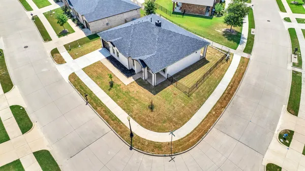 Property Slideshow image 2 of 19 | 3725 creek view dr, Mckinney, TX, 75071