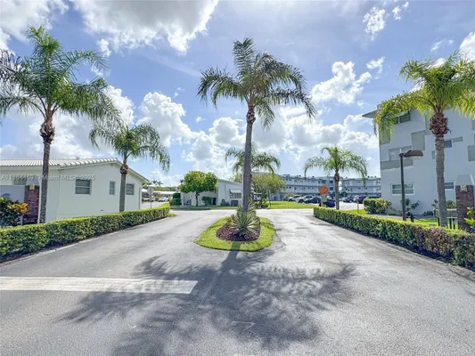 Property Slideshow image 2 of 50 | 2300 park ln 105, Hollywood, FL, 33021