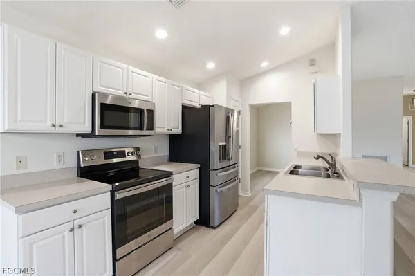 Property Slideshow image 2 of 43 | 10055 oakhurst way, Fort Myers, FL, 33913