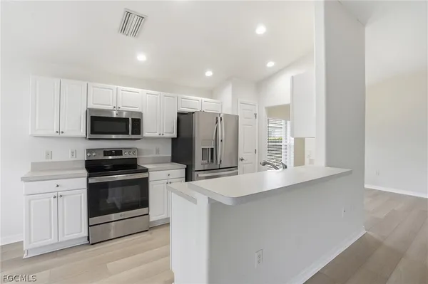 Property Slideshow image 2 of 43 | 10055 oakhurst way, Fort Myers, FL, 33913