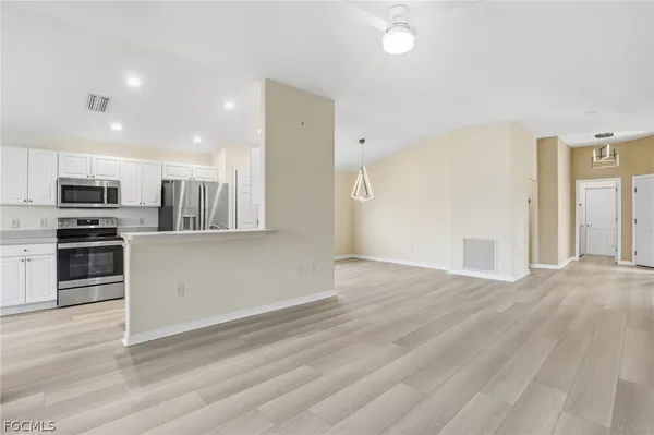 Property Slideshow image 3 of 43 | 10055 oakhurst way, Fort Myers, FL, 33913