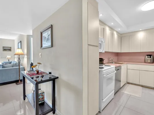 Property Slideshow image 3 of 54 | 20400 w country club dr 605, Aventura, FL, 33180